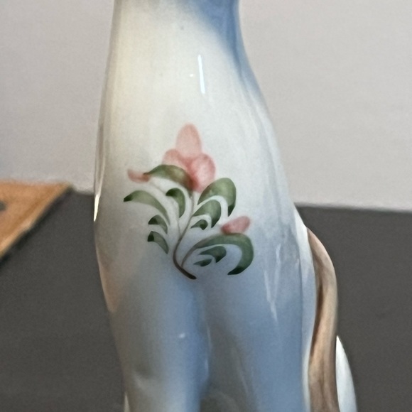 Two Cat Figurines by Andrea by Sadek Porcelain White With Flowers - Picture 15 of 15